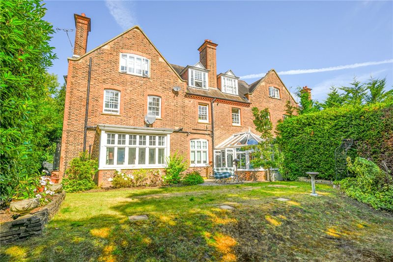 Oatlands Chase, Weybridge, Surrey, KT13