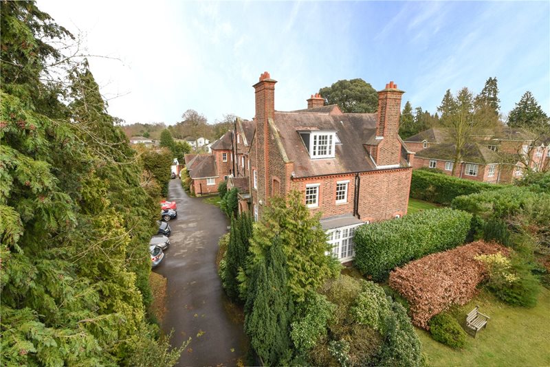 Oatlands Chase, Weybridge, Surrey, KT13