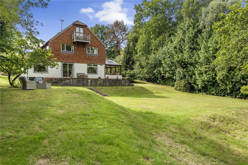 Fernbrae Close, Rowledge, Farnham, Surrey, GU10