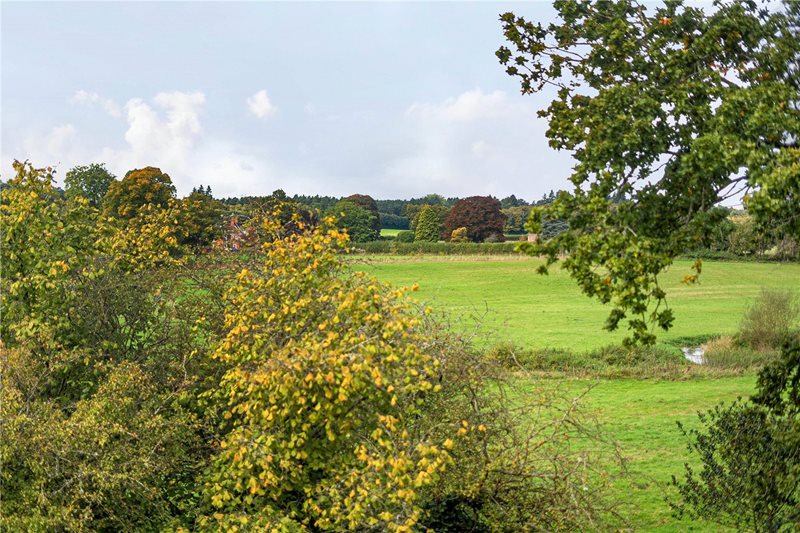 East Bridge Close, Tilford, Farnham, Surrey, GU10