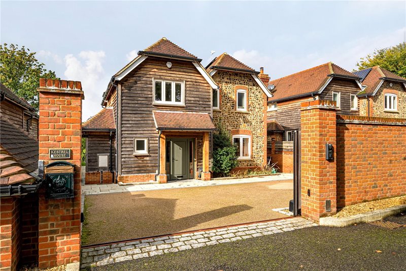 East Bridge Close, Tilford, Farnham, Surrey, GU10