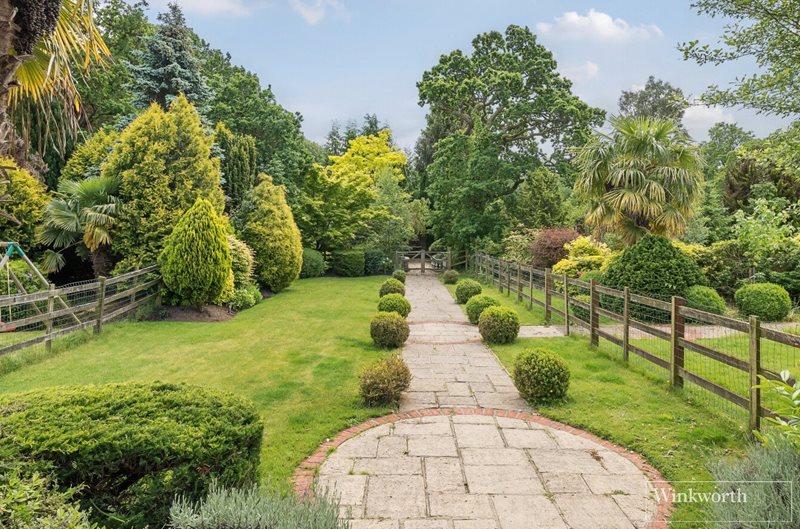 London Road, Windlesham, Surrey, GU20