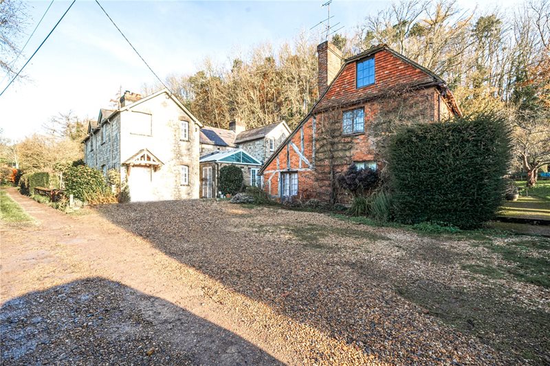 Crondall Lane, Dippenhall, Farnham, Surrey, GU10