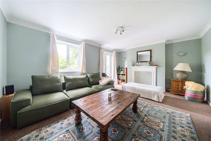 Fairholme Gardens, Farnham, Surrey, GU9