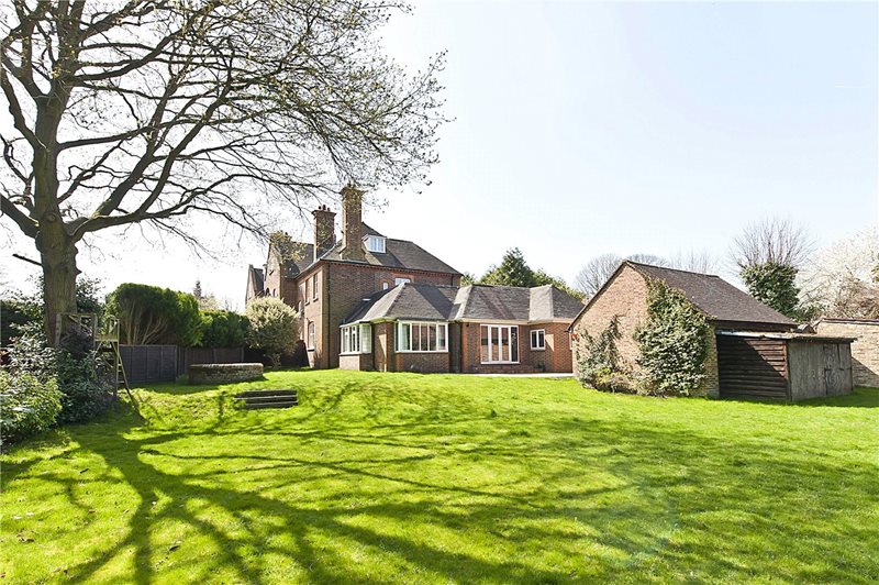 Oatlands Chase, Weybridge, Surrey, KT13